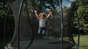 Gartentrampolin für Kinder: Sicherheit, Größe und Kauftipps