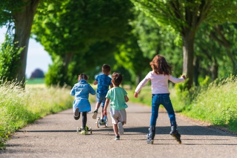 Raus in die Natur: Warum gemeinsame Ausflüge für die Entwicklung von Kindern wichtig sind