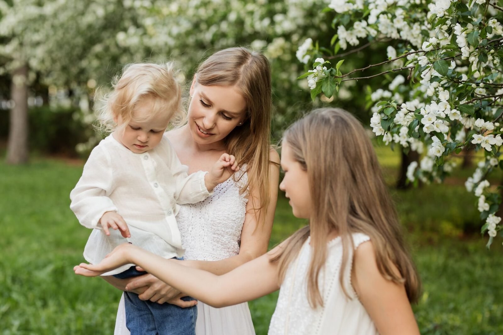 Kinder beim Marmelade einkochen: Spaß für die Familie